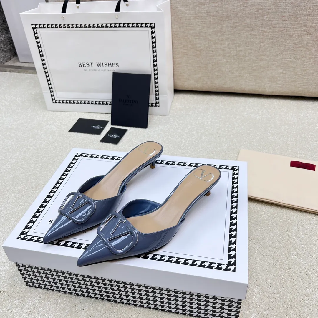👟👟Ex-factory price 500👟👟 VALENTINO latest V Logo buckle back empty slippers 🔥🔥🔥 🕳️🕳️🕳️ Exclusive original 1-1 development, no goods without the original 〰 ɪɴѓᴏʀᴍᴀᴛɪᴏɴ 〰 Buckle: V-LoGo leather buckle Material: Imported patent leather Lining: full-grain sheepskin Outsole: Italian through-dyed cowhide Midsole: Italian original craft material Process: computer stitching, machine shaping Heel height: 4.0/8cm Made in Italy 🇮🇹 Ready-made code: 35 36 37 38 39 Ready-made custom code: 34 40 41 Delivery period 1-3 days Not retreating